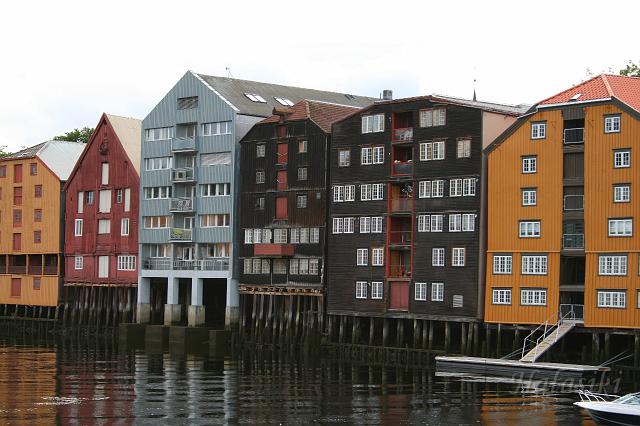 Norwegia (1534).JPG - Trondheim - składy nad Nidelvą